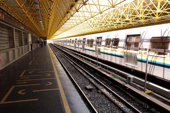 Hombre camina por vías del Metro de Caracas generando caos