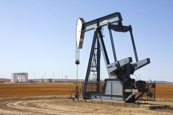 Petróleo WTI sube 4,19% a $102 por tensiones EEUU-Irán