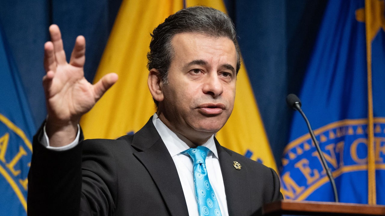 Trump anuncia salida del director de la FDA tras críticas