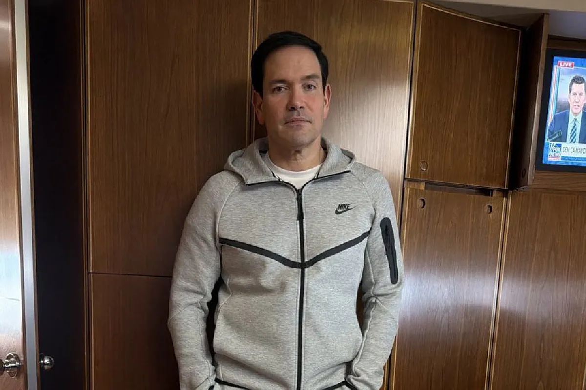 Marco Rubio posa con Nike Tech de Maduro en viaje a China