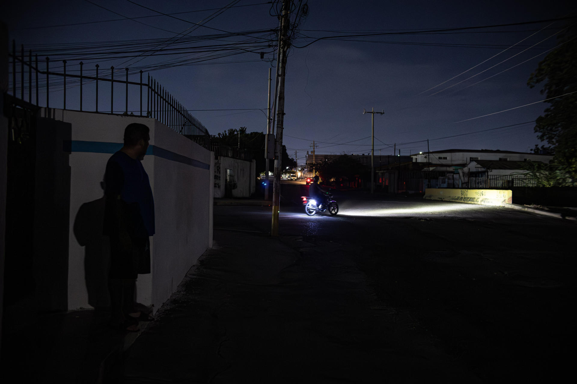Sistema eléctrico venezolano colapsa ante demanda nacional insostenible