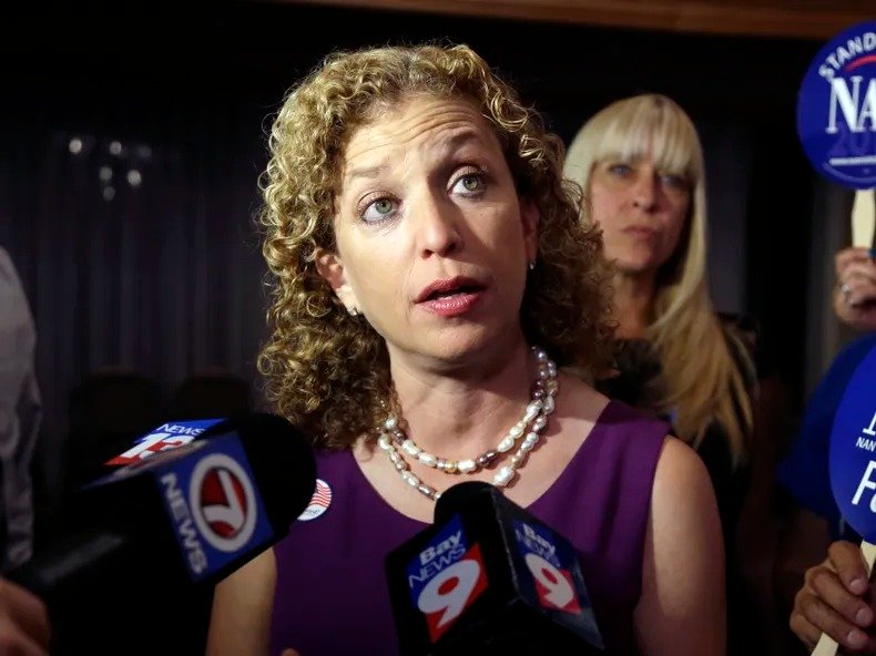 Wasserman Schultz critica postura de Trump sobre Venezuela