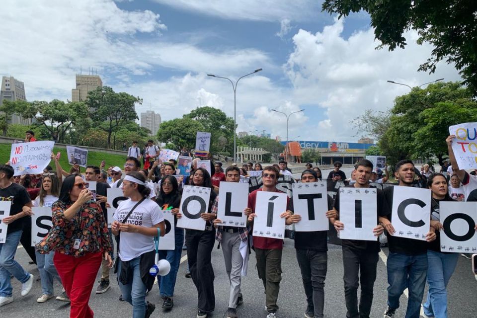 Estudiantes exigen libertad de presos políticos en Venezuela