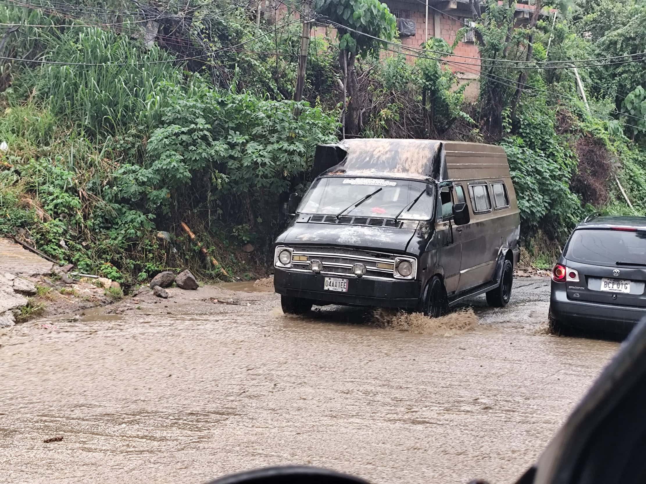 Lluvias y onda tropical causan caos vial en El Junquito