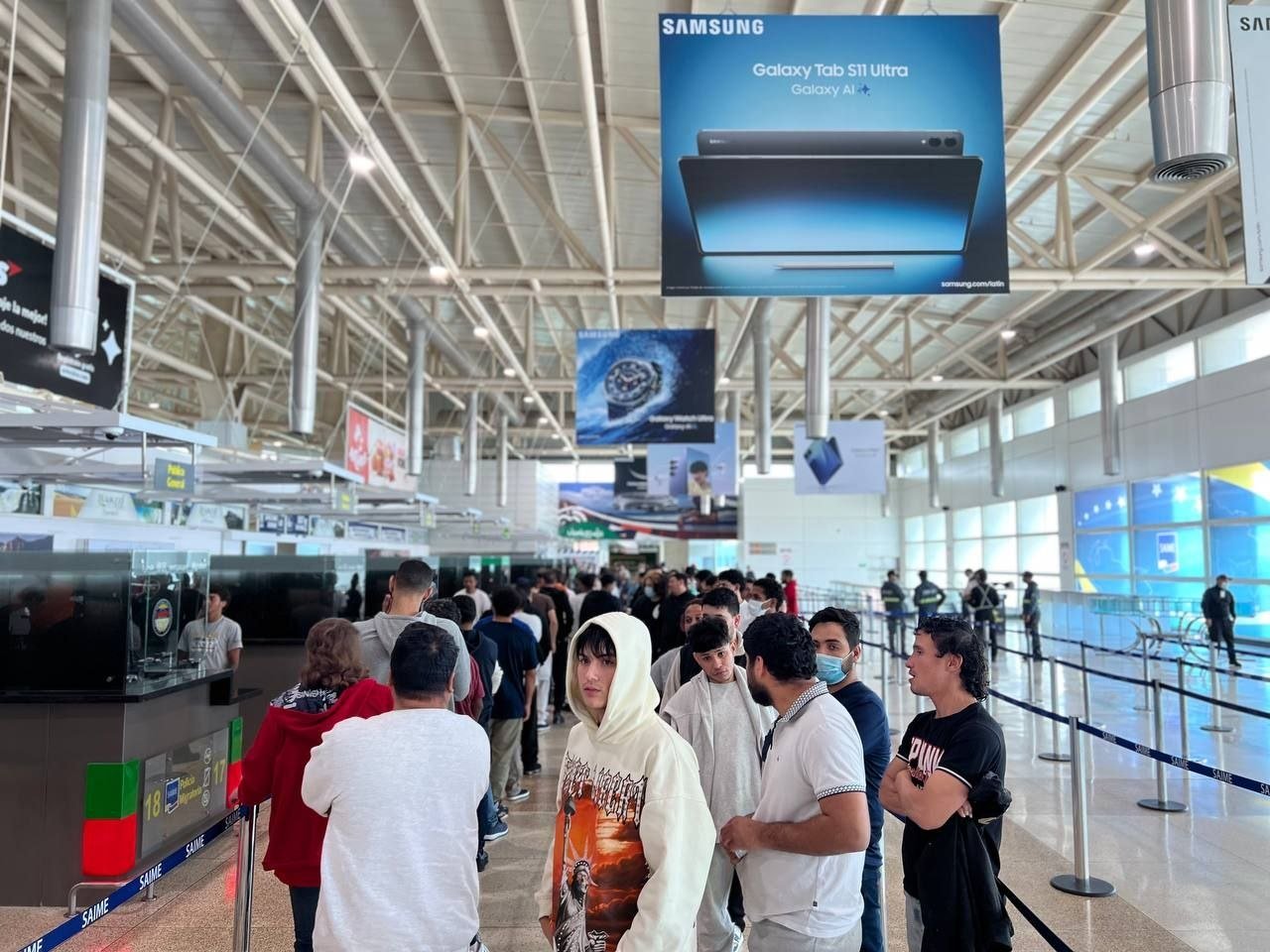 Llega vuelo con 143 migrantes venezolanos deportados de EE.UU.