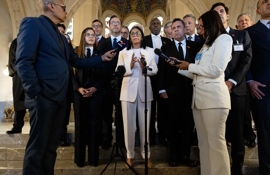 Delcy Rodríguez regresa a Venezuela tras defensa en la CIJ por Esequibo