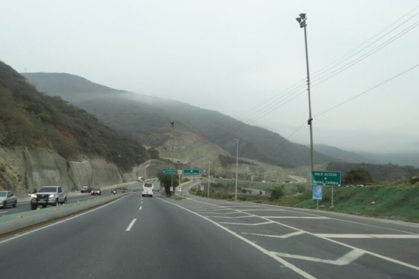 Cierran parcialmente autopista Caracas-La Guaira por mantenimiento