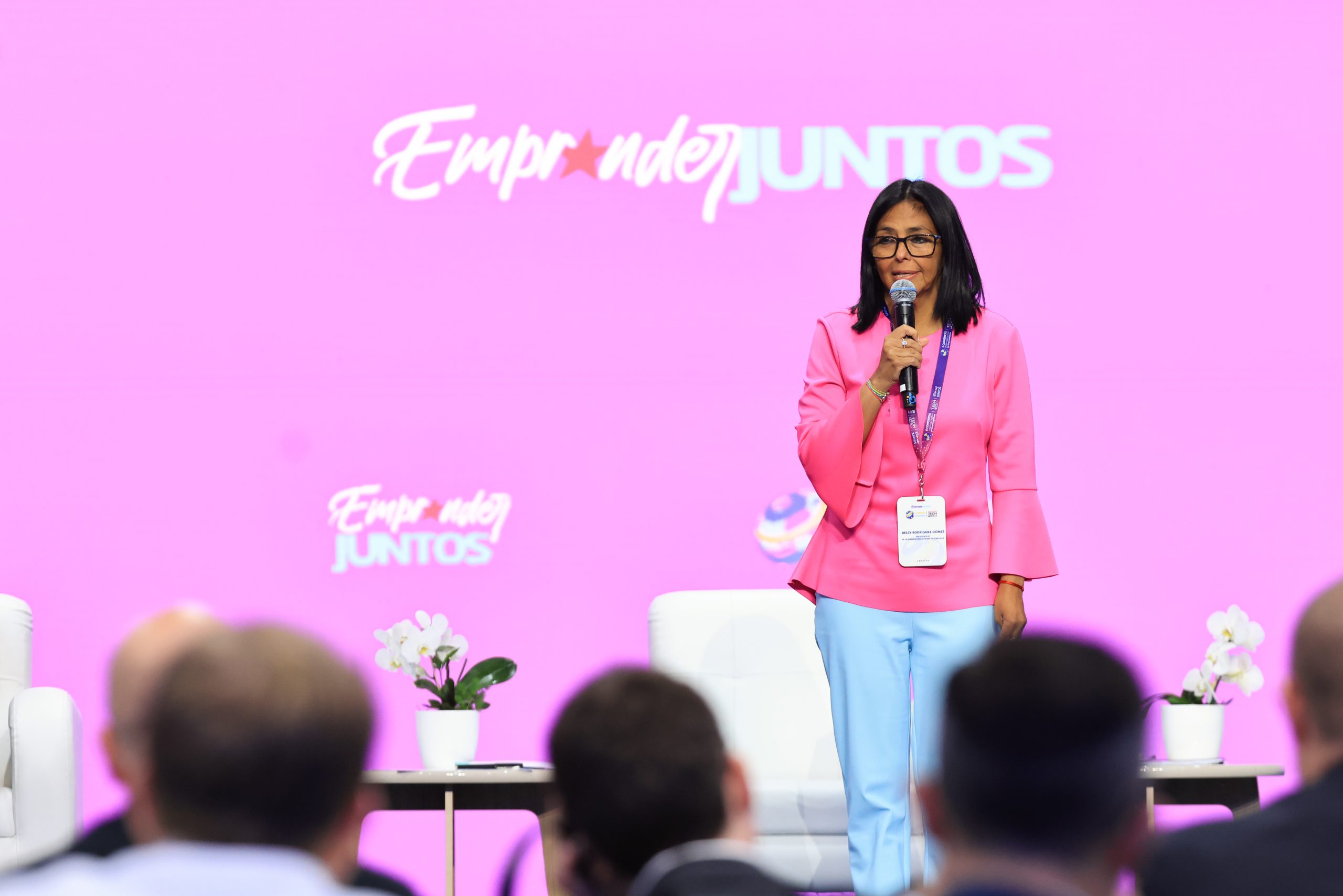 Delcy Rodríguez ordena nueva cátedra mientras docentes protestan