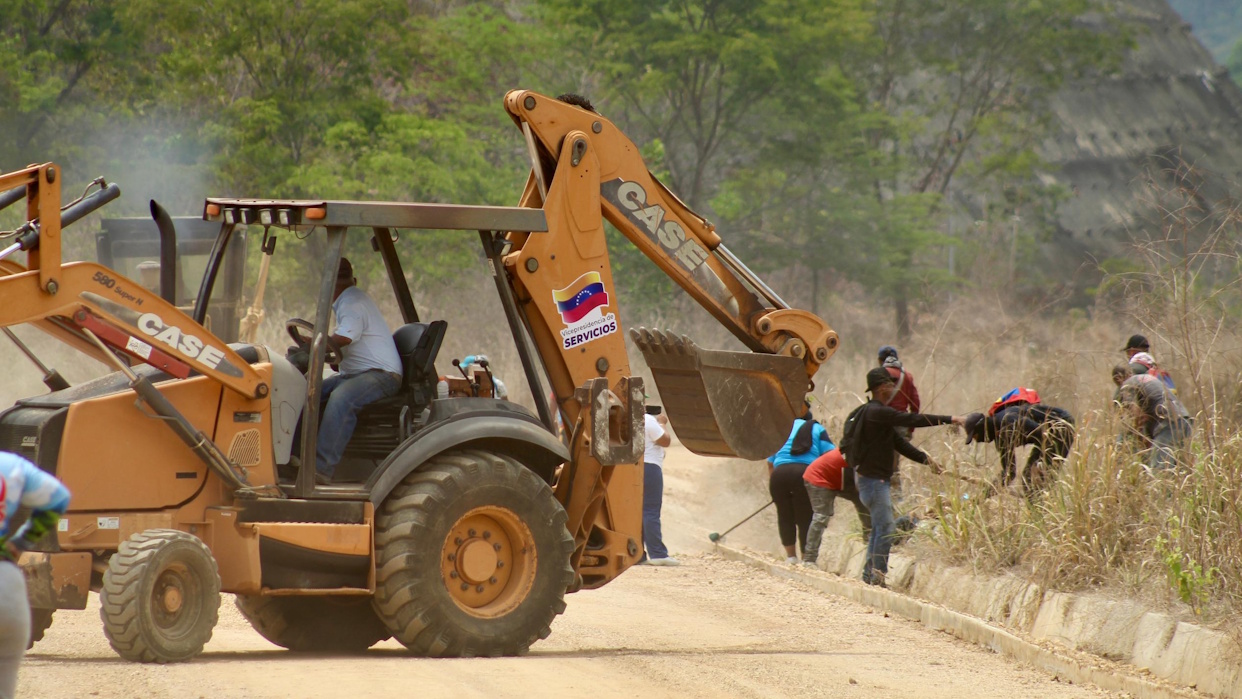 Asfaltán 7 kilómetros en distribuidor El Merey entre Sucre y Anzoátegui
