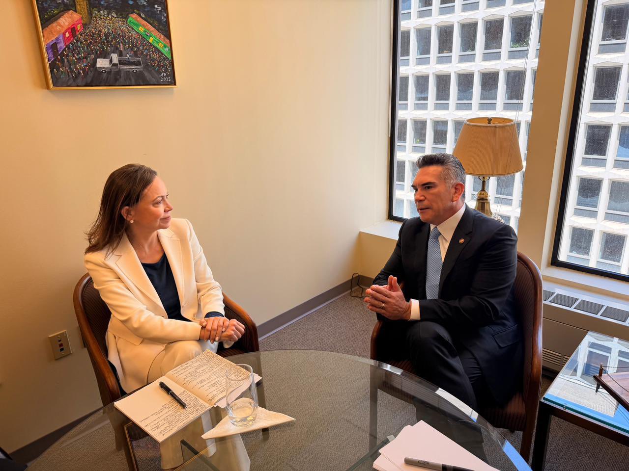Senador mexicano advierte sobre riesgos del autoritarismo tras reunirse con Machado