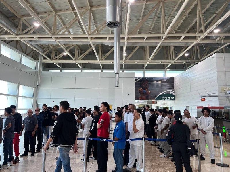 Llega vuelo con 162 migrantes venezolanos deportados desde Estados Unidos