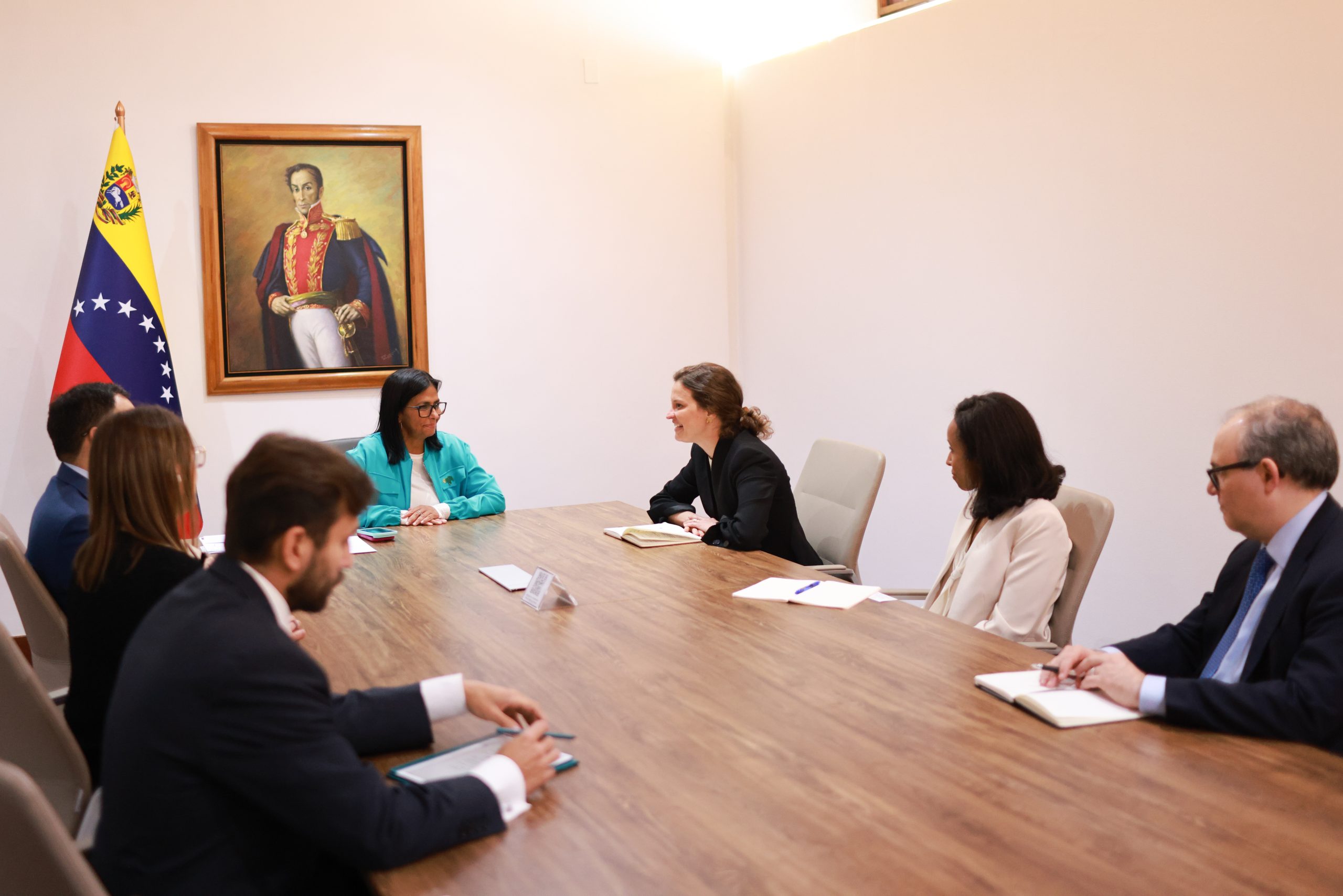Delcy Rodríguez se reúne con delegación del Banco Mundial