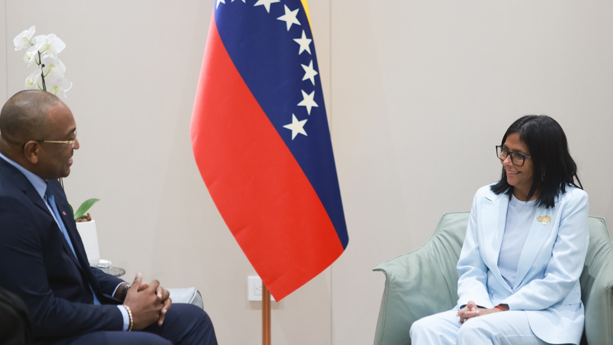 Delcy Rodríguez recibe canciller de Suriname en Miraflores