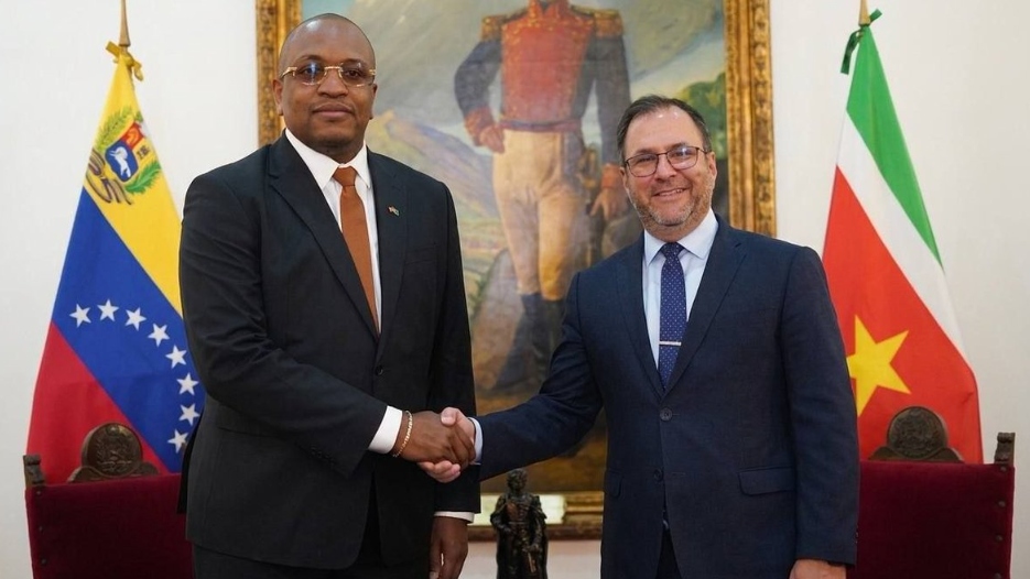 Venezuela y Surinam fortalecen conexión aérea y cooperación bilateral