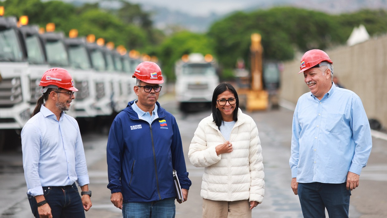 Presidenta entrega camiones para recolección de desechos en 11 estados