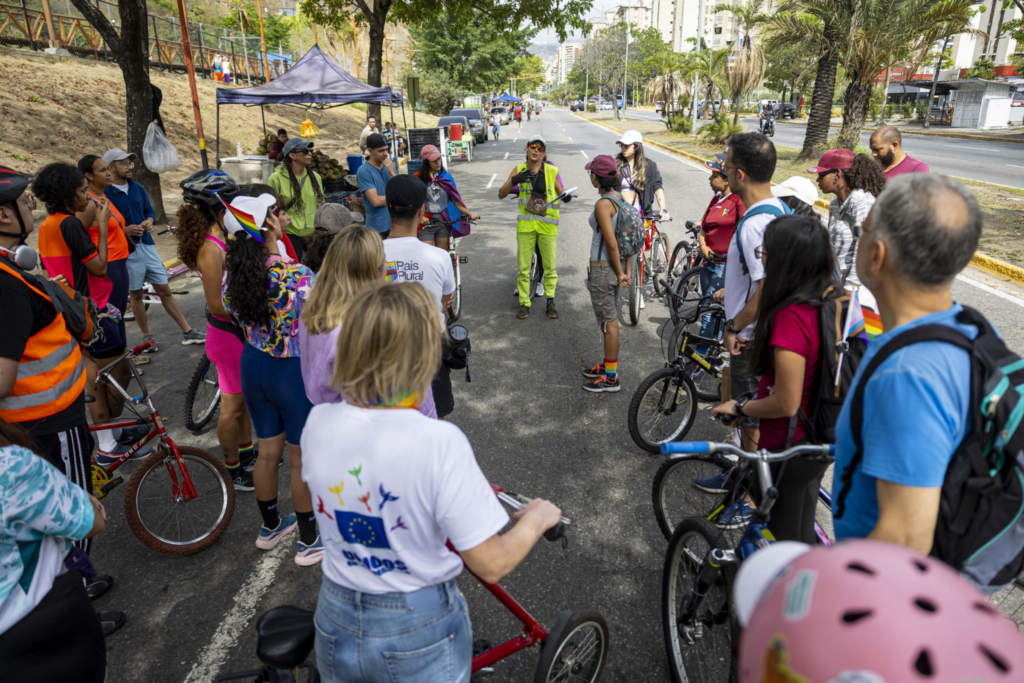 Diplomáticos pedalean en Caracas por Día contra la Homofobia