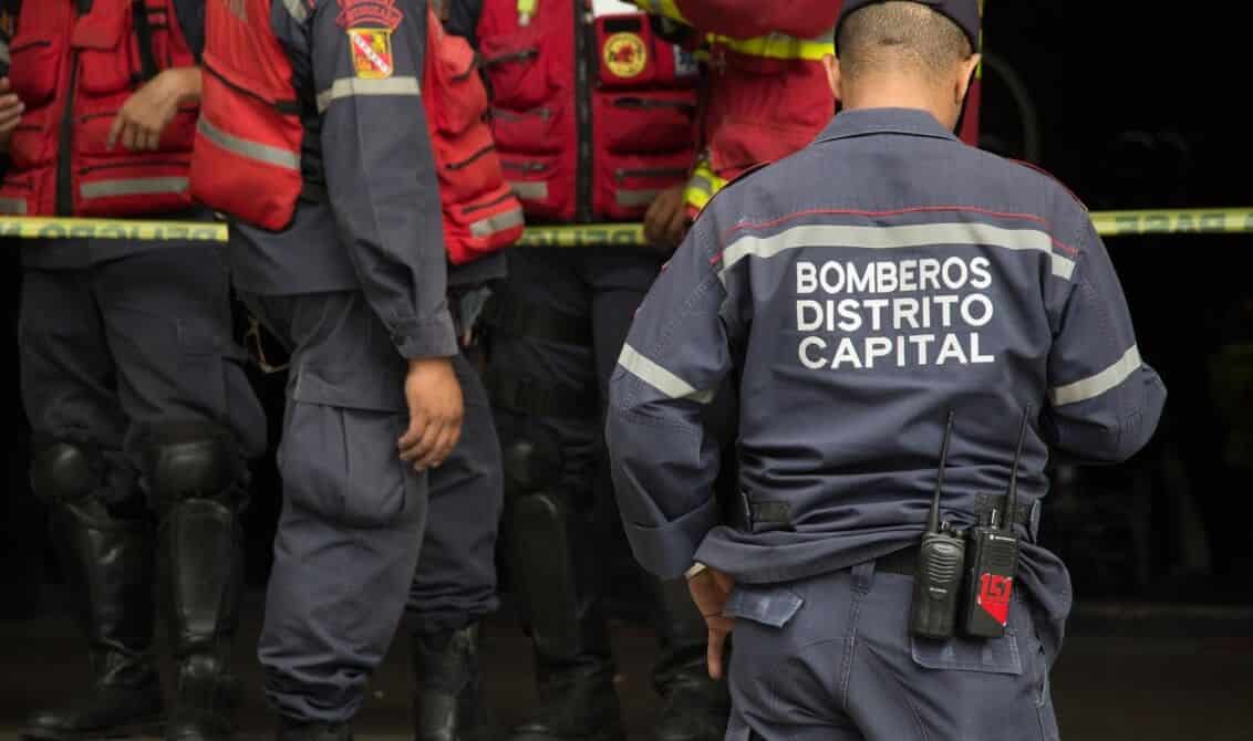 Bomberos reviven cachorro asfixiado en incendio de Caracas