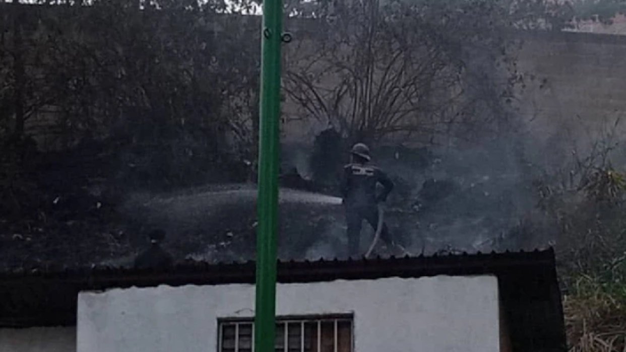 Bomberos controlan incendio de vegetación en El Valle