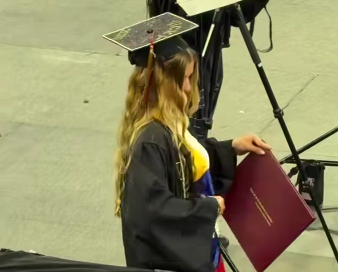 Joven venezolana muestra bandera tricolor en graduación estadounidense