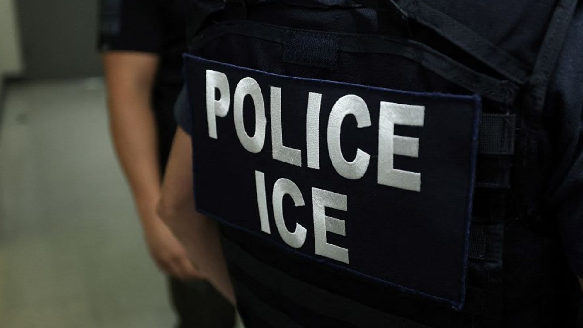 Fiscalía de Minnesota acusa a agente de ICE por disparar contra venezolano