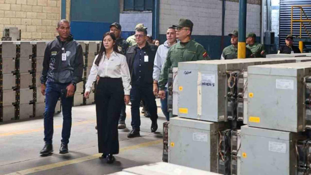 Desmantelan mega-granja con 4 mil máquinas de criptomonedas