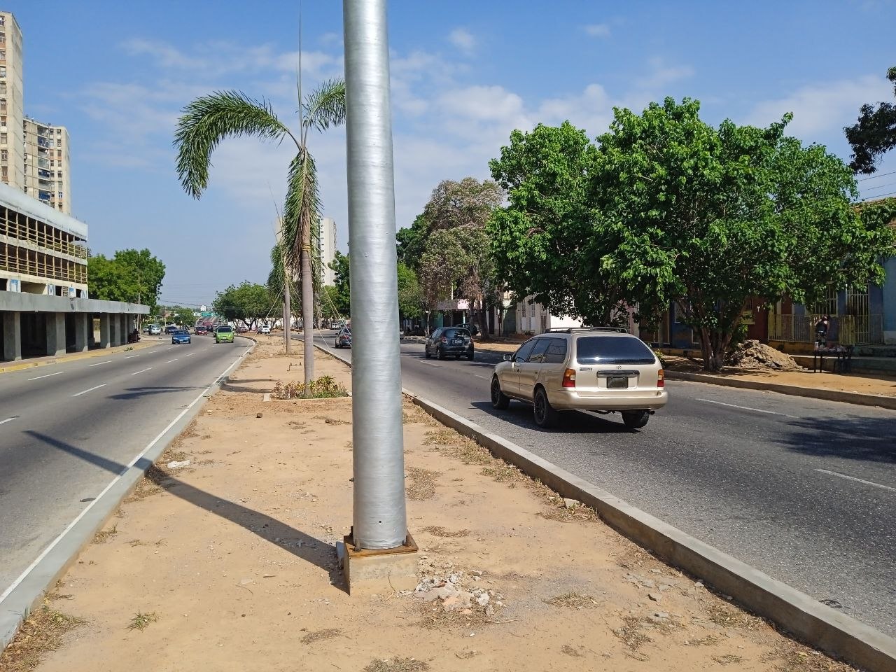 Aceras destruidas en Avenida Padilla de Maracaibo sin reparación