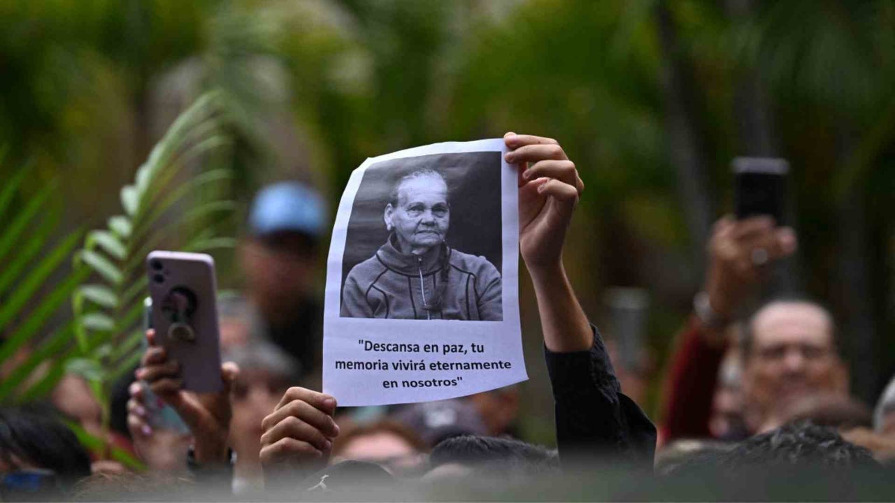 Sepultan a Carmen Navas, madre de preso político fallecido en Venezuela