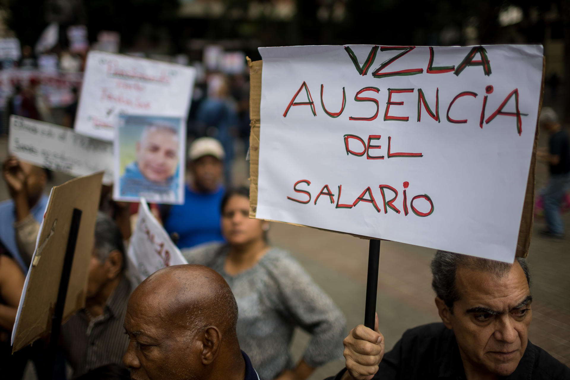 Chavismo niega responsabilidad por retrasos en bono universitario