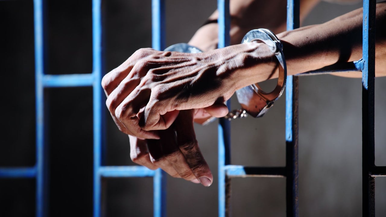Policía venezolano liberado tras 24 años en prisión relata su reencuentro con la libertad