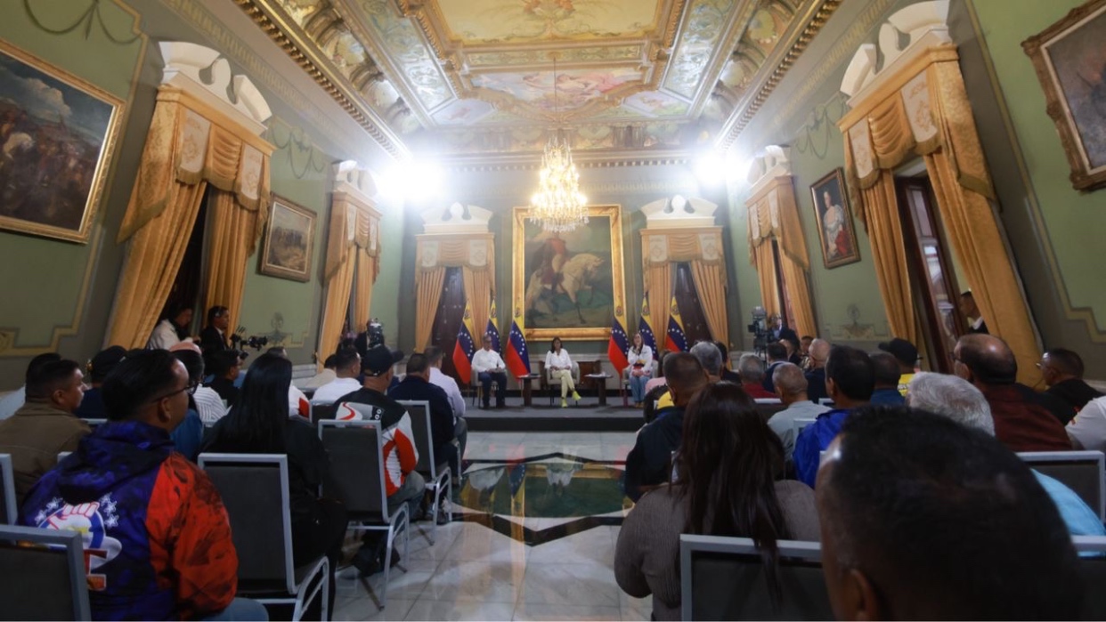 Delcy Rodríguez recibe transportistas para fortalecer movilidad nacional