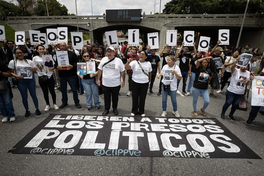Liberan a tres expolicías, presos políticos más antiguos de Venezuela