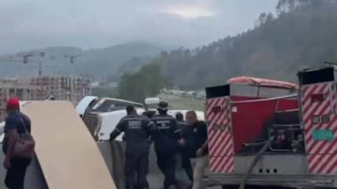 Camión volcado causa congestión en Autopista Regional del Centro