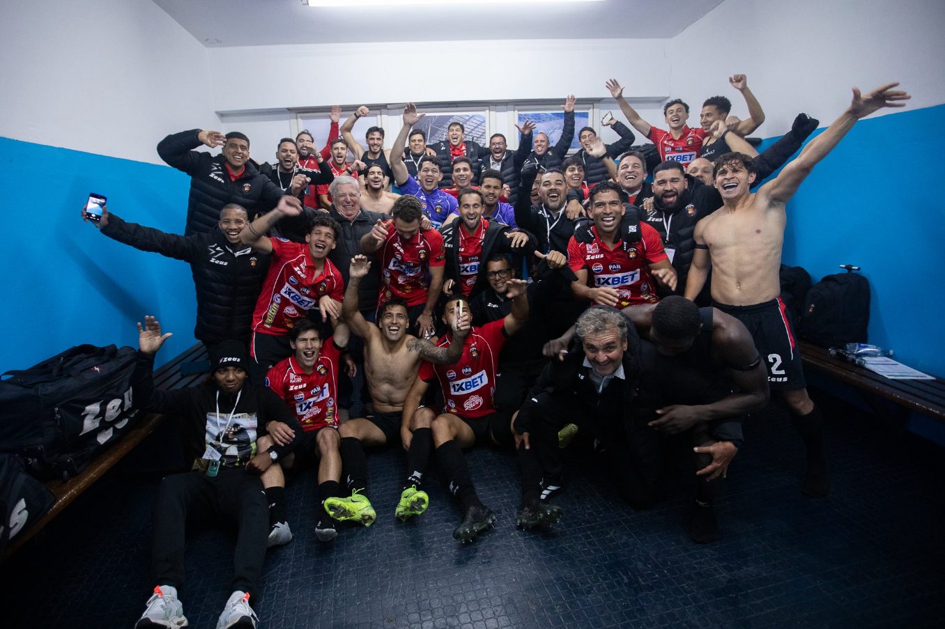 Caracas FC asegura clasificación con empate ante Racing