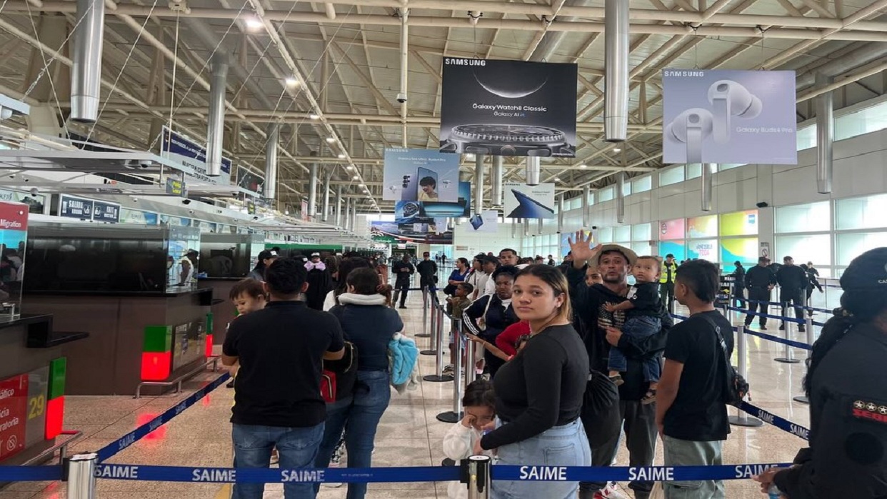 Primer vuelo llega a Venezuela con 134 migrantes desde Panamá