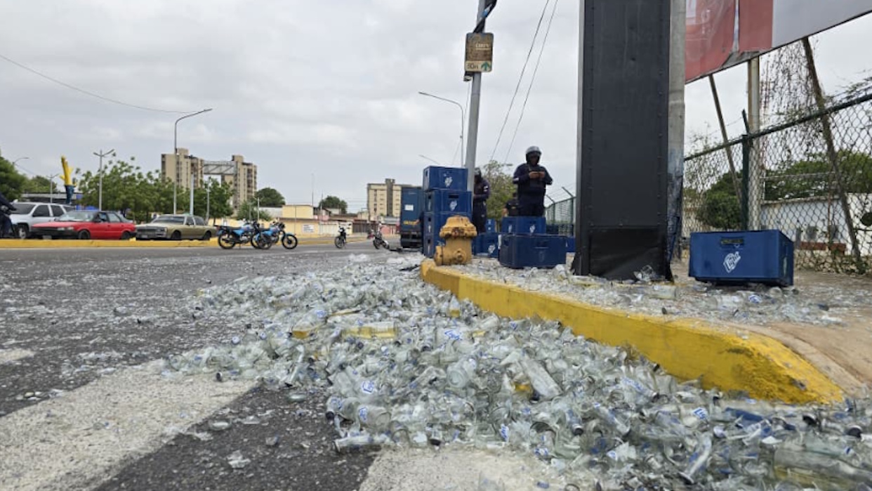 Camión de cervezas se volcó en avenida de Maracaibo