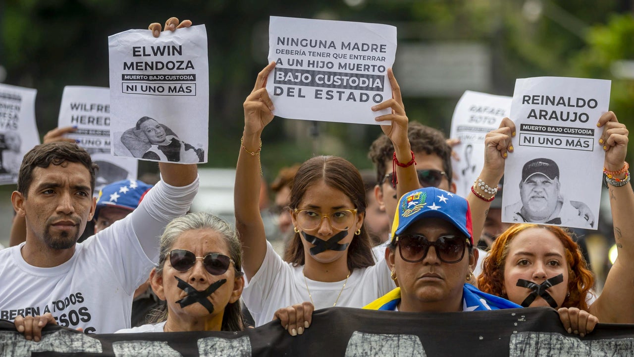 Hermana de oficial detenido clama por abrazo entre padre e hijo