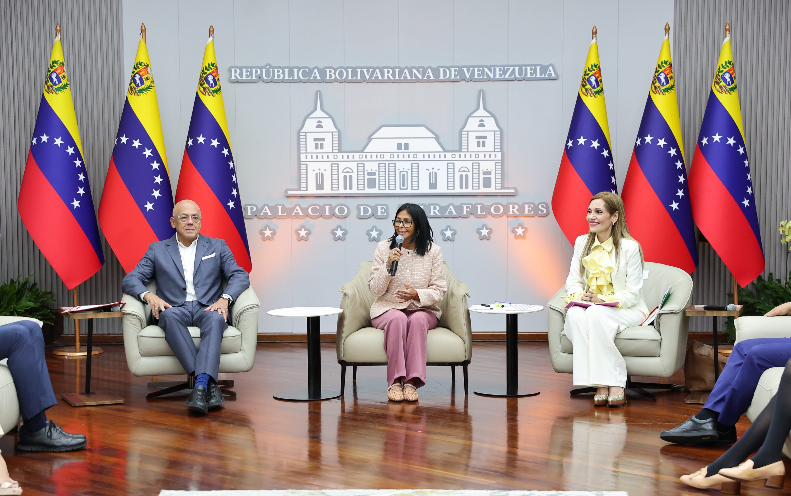 Delcy Rodríguez anuncia miles de excarcelaciones pero Foro Penal cuestiona cifras