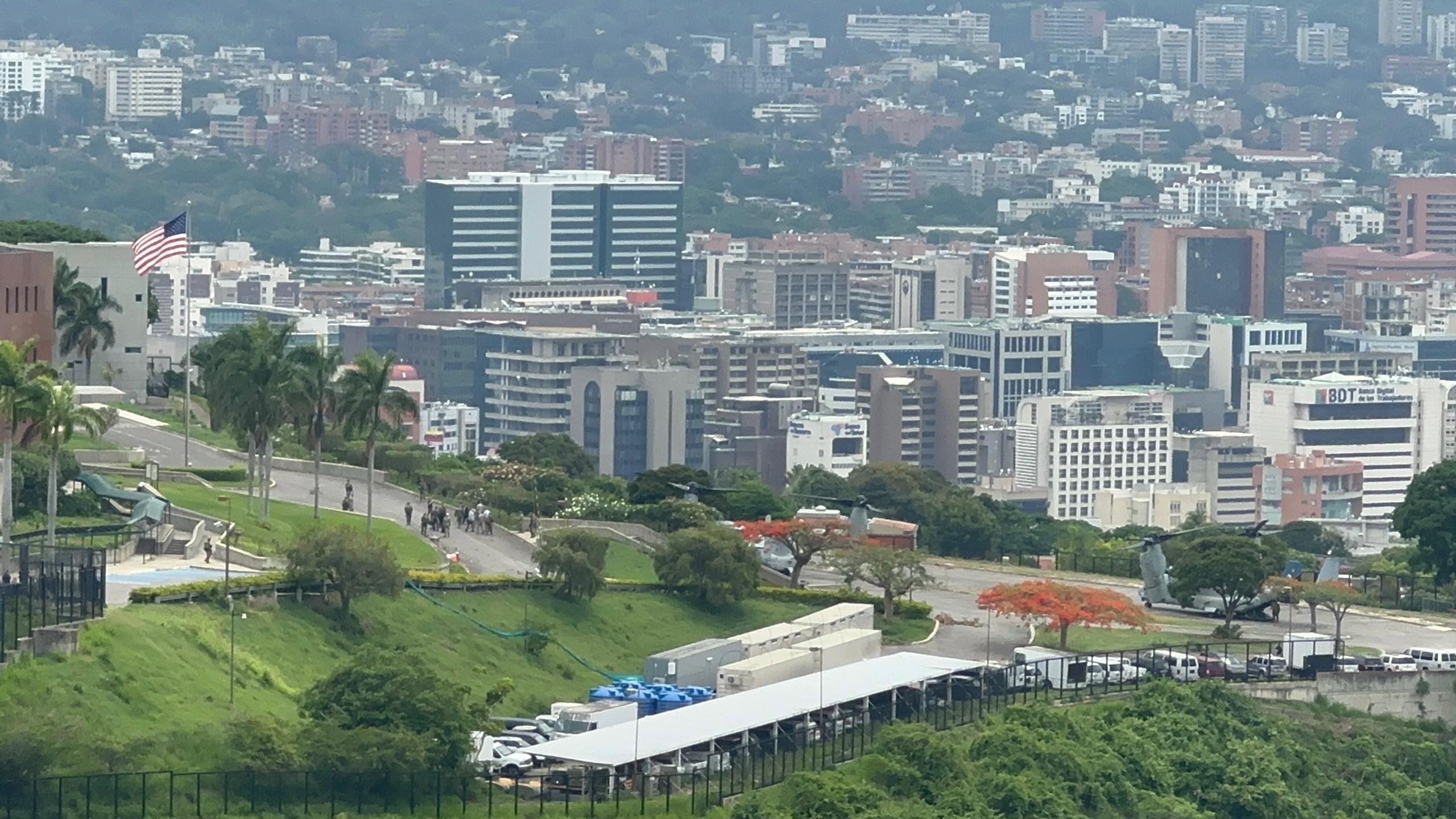 Aeronaves militares estadounidenses sobrevuelan Caracas en simulacro de evacuación