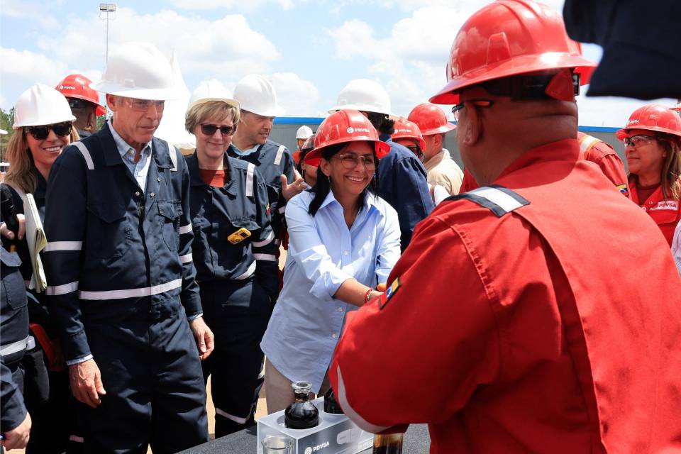 Viaje aplazado de Delcy a India: estrategia petrolera estadounidense