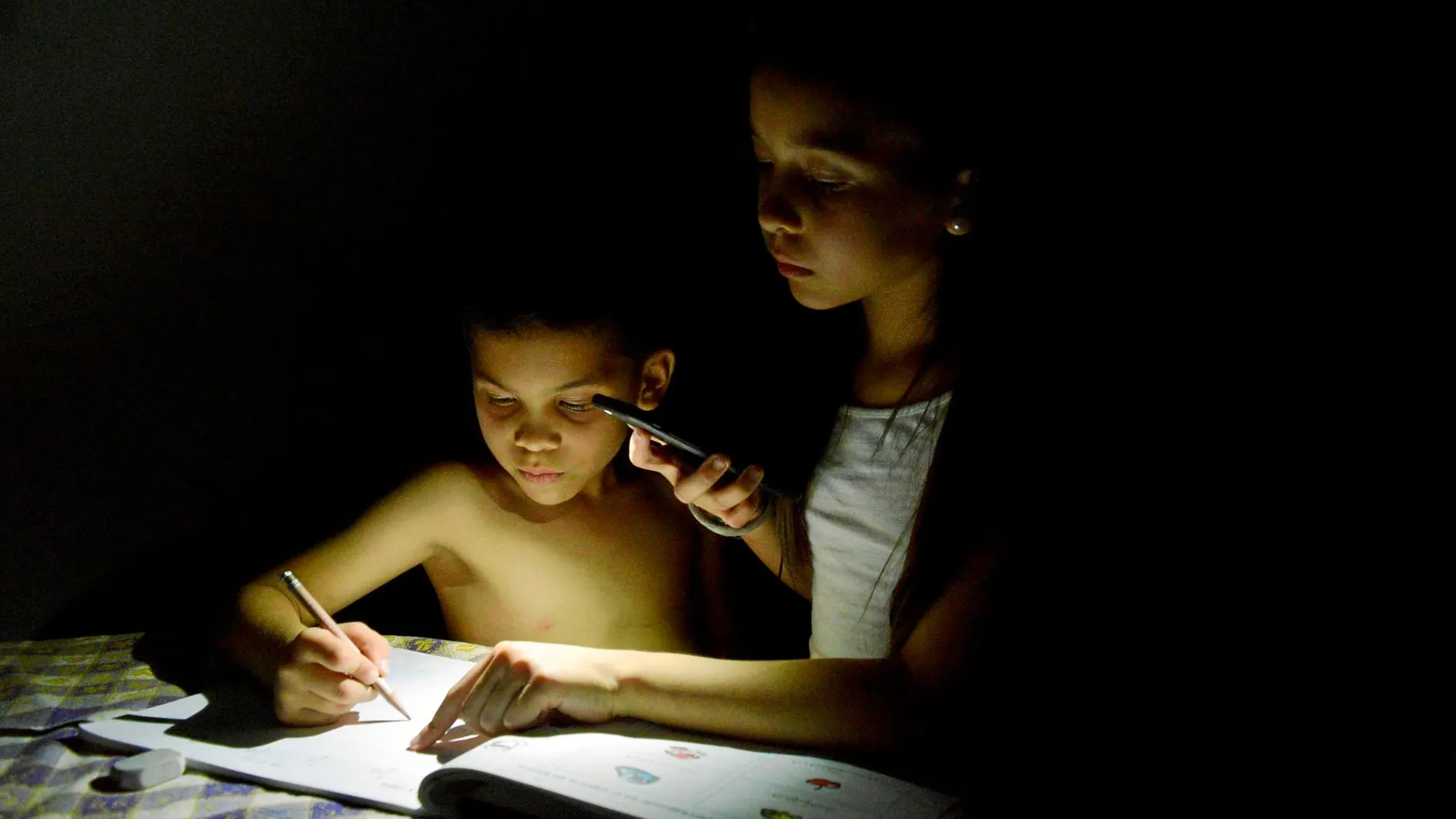 Crisis eléctrica venezolana afecta salud mental de niños