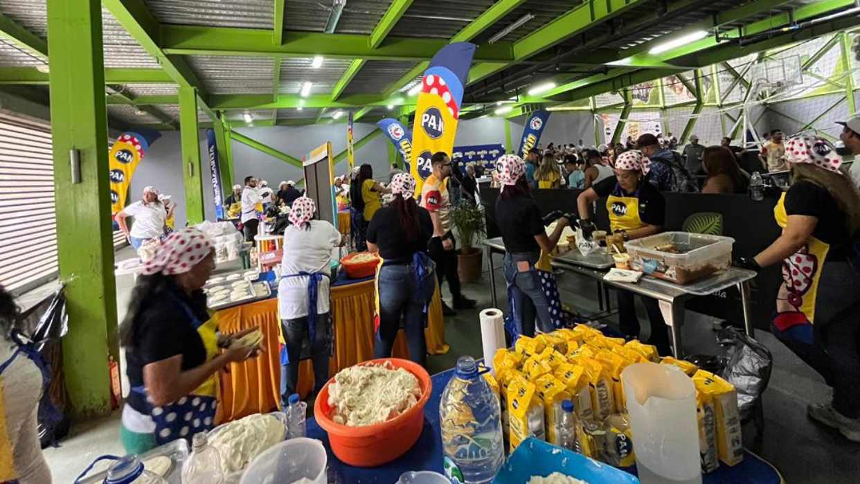 Unidos por la Arepa entregó más de mil arepas en Baruta