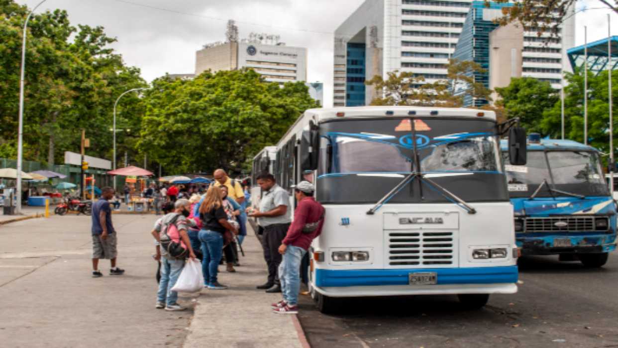 Transporte implementará indexación mensual del pasaje al dólar