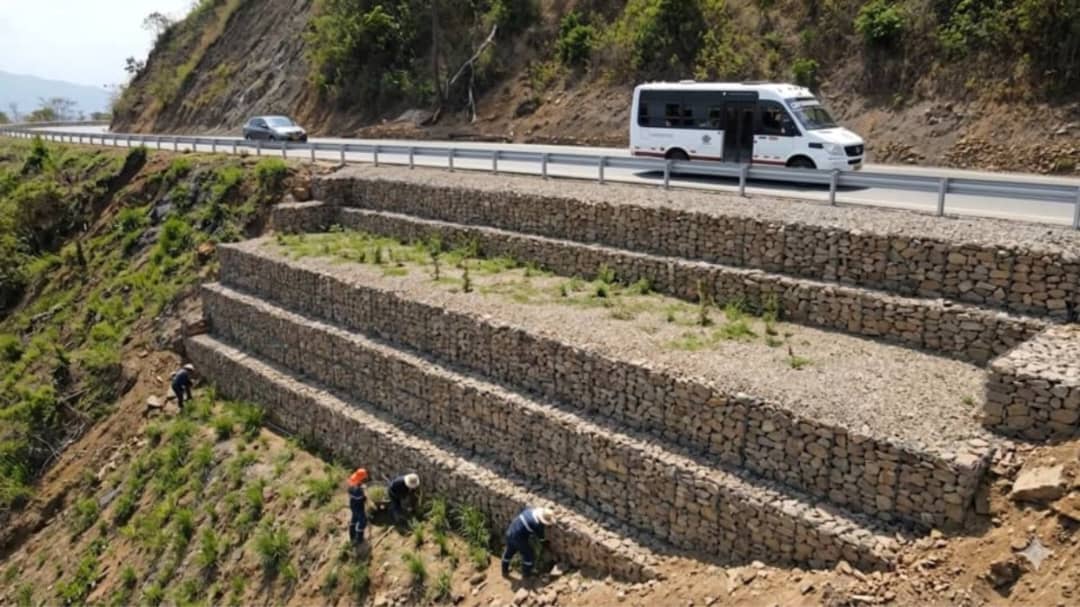 Construyen muro de gavión en Sacamanteca para restaurar vialidad