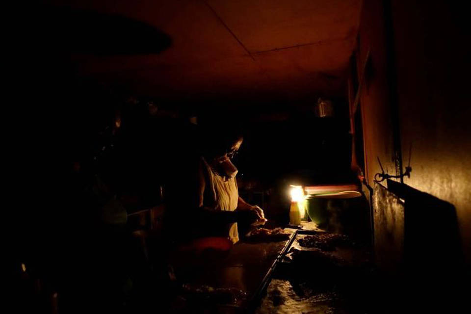 Venezolanos gastan entre 20 y 180 dólares mensuales por crisis eléctrica