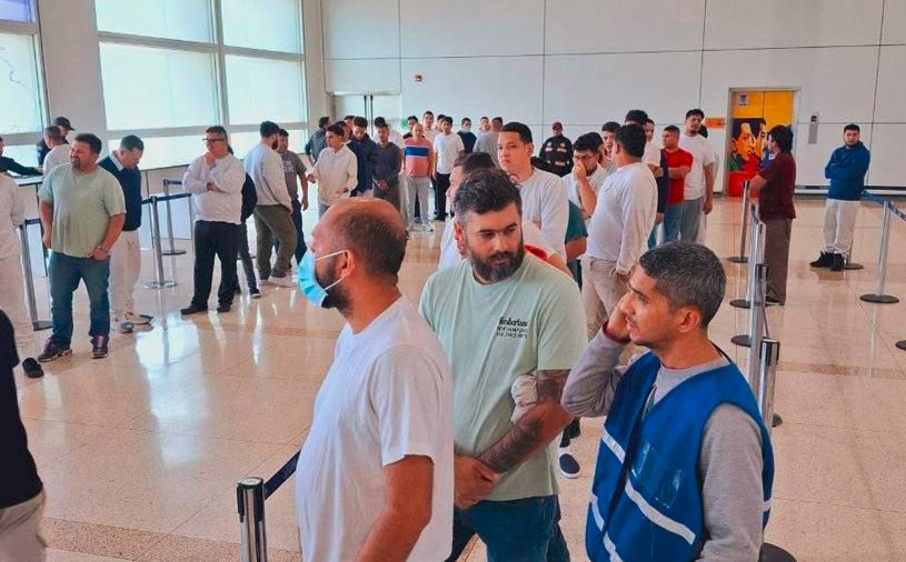 Llega vuelo con 115 migrantes venezolanos deportados desde Estados Unidos