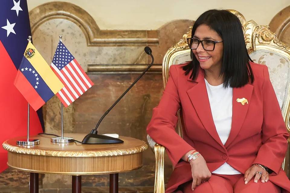 Trump ordena frenar investigaciones contra Delcy Rodríguez