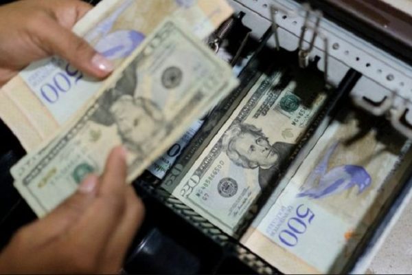 Venezolanos respaldan dolarización para frenar inflación