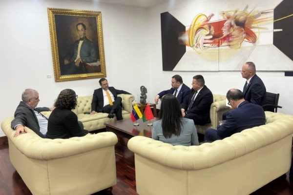 Canciller venezolano se reúne con delegación bielorrusa cooperación bilateral