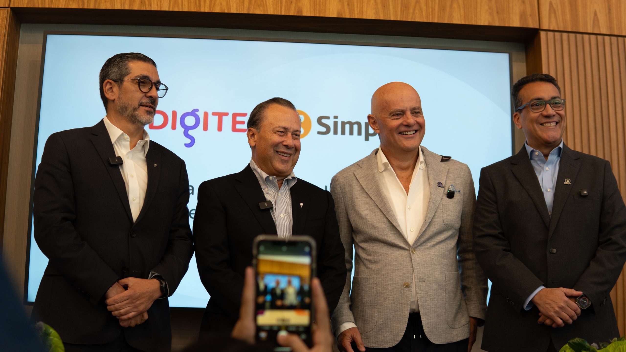Simple y Digitel sellan alianza estratégica entretenimiento