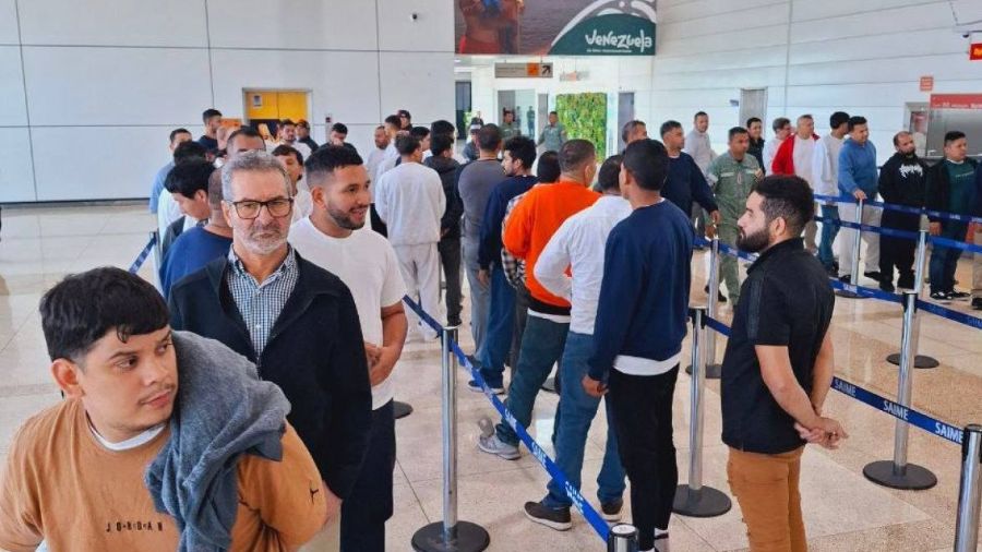 Llegan 131 migrantes venezolanos repatriados desde Florida